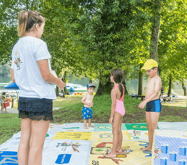 Jogo de tabuleiro gigante sobre Reciclagem na Feira do Livro